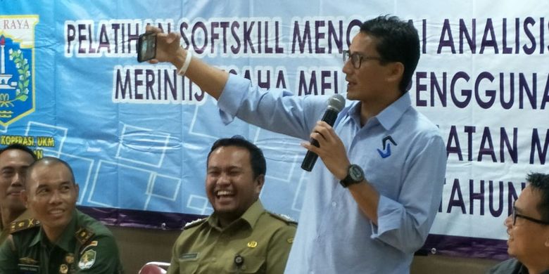 Calon Wakil Presiden nomor urut 02 Sandiaga Uno saat memgajari para peserta pelatihan OK OCE untuk selfie dengan produk di Kantor Kelurahan Kayu Manis, Jakarta Timur, Selasa (30/4/2019)