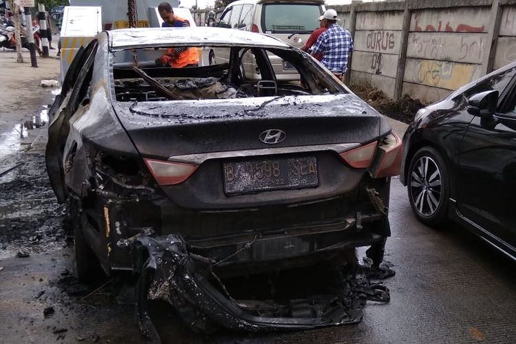 Mobil terbakar di samping Tol Cijago, Cimanggis, Depok, Selasa (20/11/2018).
