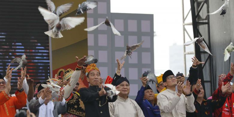 Pasangan Capres-Cawapres nomor urut 1 Joko Widodo (kedua dari kiri)-Maaruf Amin (kiri) dan nomor urut 2 Prabowo Subianto (kedua dari kanan)-Sandiaga Uno saat simboliasi pelepasan burung pada Deklarasi Kampanye Damai dan Berintegritas di Kawasan Monas, Jakarta, Minggu (23/9/2018). Deklarasi tersebut bertujuan untuk memerangi hoaks, ujaran kebencian dan politisasi SARA agar terciptanya suasana damai selama penyelenggaraan Pilpres 2019.