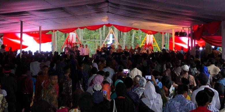 Presiden Jokowi menghadiri pembagian surat keputusan (SK) Perhutanan Sosial oleh Presiden Jokowi di Taman Hutan Raya, Bandung, Minggu (11/10/2018). 