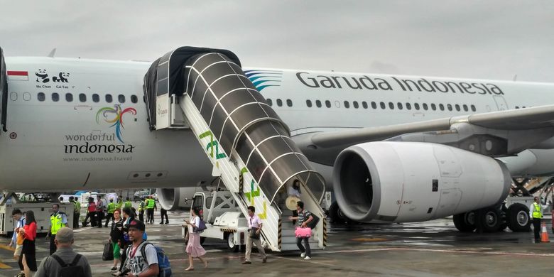 Pesawat Garuda Indonesia yang mengangkut panda dari China mendarat di Bandara Soekarno-Hatta, Kamis (28/9/2017).