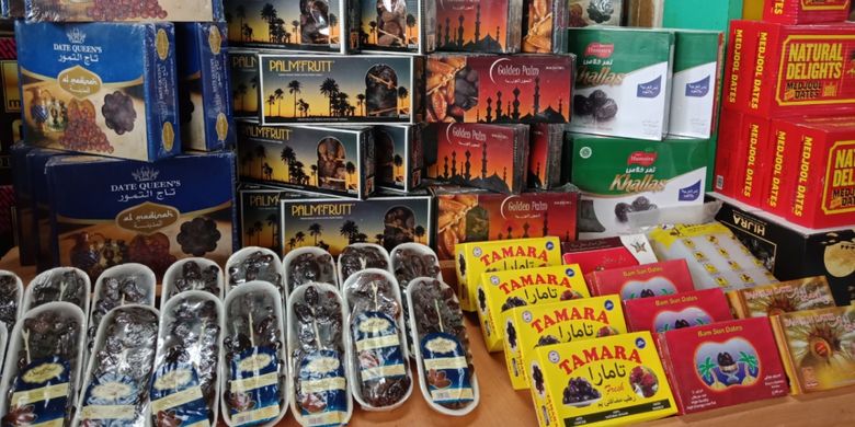Kurma yang dijual dengan box aneka merek, di Pasar Tanah Abang Blok C, Rabu (23/5/2018).