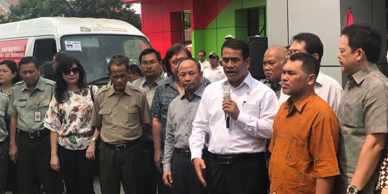 Menteri Pertanian Amran Sulaiman bersama para pemasok telur ayam di Tugu Tani Indonesia Center, Kamis (19/7/18)