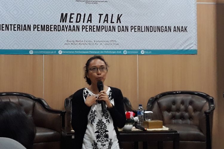 Indry Oktaviani selalu koordinator Pokja Reformasi Kebijakan Publik Koalisi Perempuan dalam diskusi di Kantor Kementerian PPPA, Jakarta, Jumat (8/3/2019).