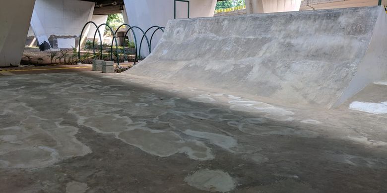 Skatepark di bawah Flyover Slipi, Jakarta Pusat ditutup lantaran mengalami kerusakan