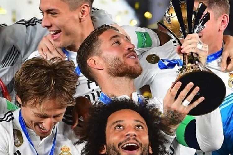Sejumlah pemain Real Madrid, di antaranya Sergio Ramos, Marcelo, dan Luka Modric merayakan gelar juara Piala Dunia Antarklub 2018 seusai mengalahkan Al Ain pada laga di Stadion Zayed Sports City, Abu Dhabi, 22 Desember 2018. 