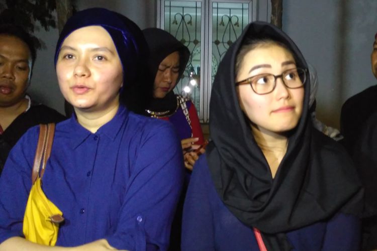 (dari kiri) Viona Rosalina, Ayu Tingting, dan Zaskia Gotik saat ditemui di rumah duka tempat jenazah ibunda Eko Patrio disemayamkan di Perumahan Jatinegara Indah, Taman Sari IV, Buaran, Jakarta Timur, Selasa (30/10/2018).