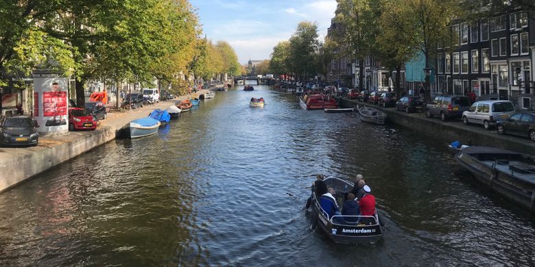 Kanal di kota Amsterdam saling terkoneksi dengan total panjang mencapai 110 km.