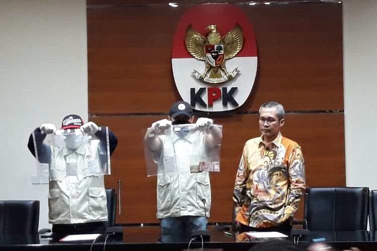 Wakil Ketua KPK Alexander Marwata dan penyidik KPK menunjukkan barang bukti uang dalam jumpa pers di Gedung KPK Jakarta, Jumat (5/10/2018).