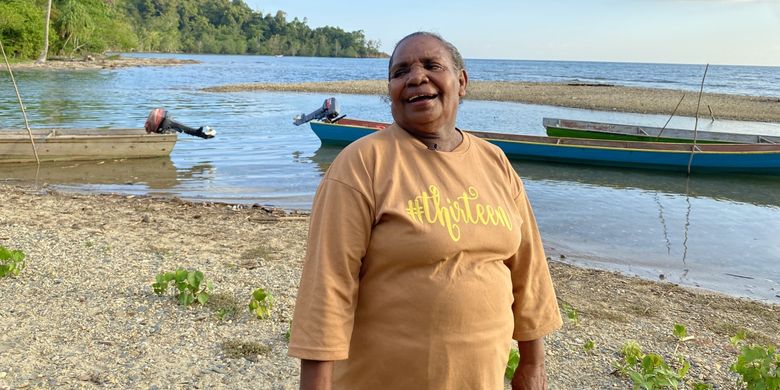 Mama Almina Kacili, pemimpin kelompok Sasi di Kapatcol dan Waifuna, Misool Selatan, Raja Ampat, Papua Barat Daya.