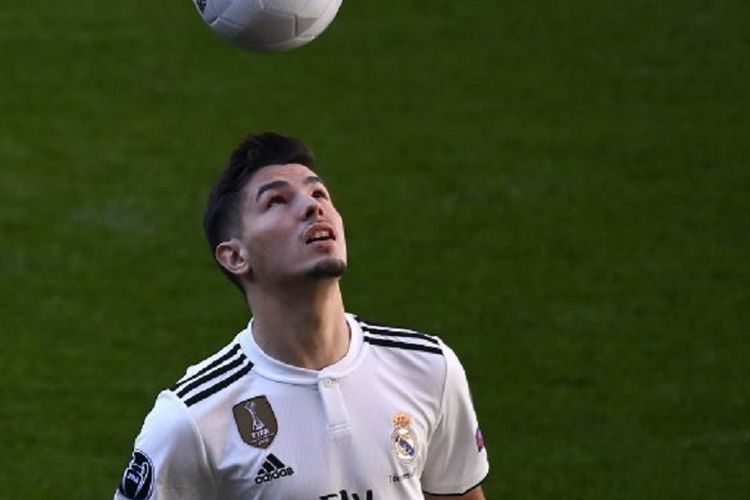 Brahim Diaz menunjukkan kemampuan olah bolanya saat diperkenalkan sebagai pemain baru Real Madrid di Stadion Santiago Bernabeu, 7 Januari 2019. 