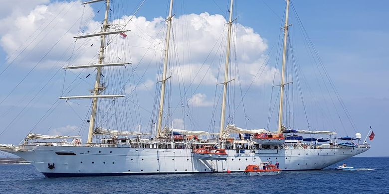 Star Clipper, sebuah kapal pesiar berbendera Malta menyinggahi Batam, Kepulauan Riau, Sabtu (8/6/2019).