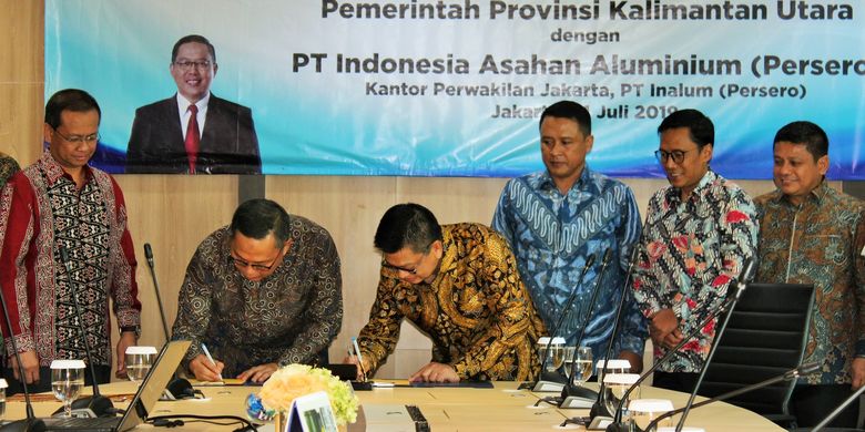 Direktur Pelaksana Inalum Oggy A. Kosasih dan Gubernur Kalimantan Utara Irianto Lambrie menandatangani nota kesepakatan tentang Proyek Pembangunan Klaster Industri Aluminium Provinsi Kalimantan Utara, di Gedung Energy, Jakarta, Senin (15/7/2019).