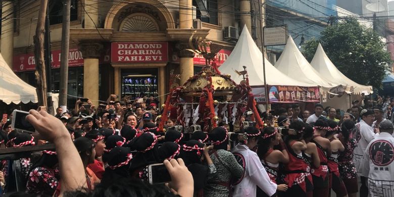 Arak-arakan festival Mikoshi di Ennichisai 2018, Jakarta.