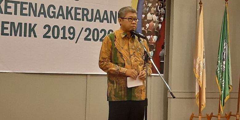 Sekretaris Jenderal (Sekjan) Kementerian Ketenagakerjaan (Kemanker), Khairul Anwar saat membuka ujian Tes Potensi Akademik (TPA) Penerimaan Mahasiswa Baru (PMB) Politeknik Ketenagakerjaan (Polteknaker) tahun ajaran 2019-2020 di ruang serbaguna kantor Kementerian Ketenagakerjaan, Jakarta, Senin (17/6/2019). 