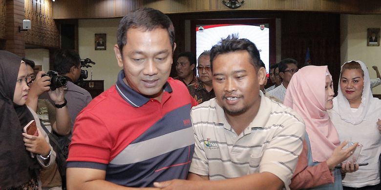 Wali Kota Semarang Hendrar Prihadi bertemu dengan warga Tambakrejo untuk berdiskusi terkait maslaah penertiban hunian liar di Kamoung Tambakrejo, Semarang, Jawa Tengah, Minggu (12/5/2019).
