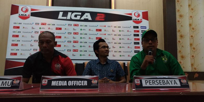 Menejer Persebaya Khairul Basalamah saat konferensi pers bersama Pelatih Persebaya Suwandi HS jelang laga Persepam melawan Peraebaya.