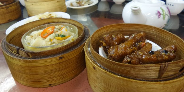 Menu dimsum di restoran Lin Heung Kui di daerah Sheung Wan, Hongkong.