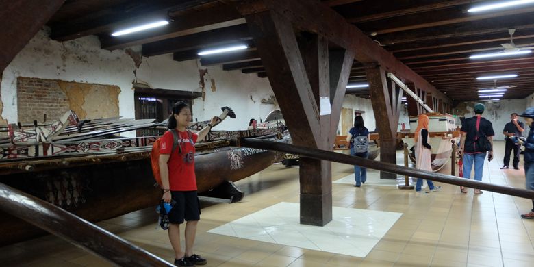 Wisatawan berpose di salah satu kapal koleksi Museum Bahari.