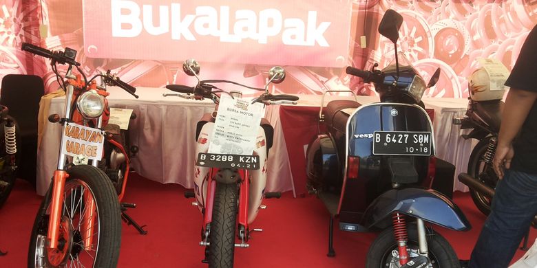 Deretan motor-motor lawas siap jual yang dipajang di lokasi Pasar Jongkok Otomotif (Parjo), di Museum Purna Bhakti Pertiwi, Taman Mini Indonesia Indah, Jakarta Timur, Sabtu (7/4/2018).