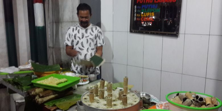Siawoyo, pemilik Warung Puthu Lanang saat melayani pembelinya di Jalan Jaksa Agung Suprapto Gang Buntu Kota Malang, Jawa Timur, Jumat (25/5/2018) malam.
