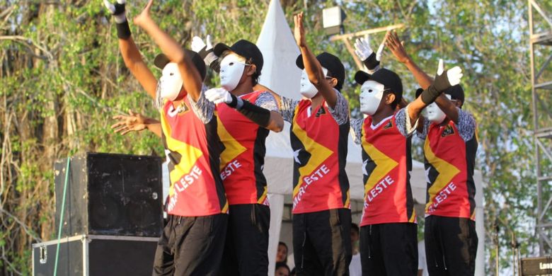Para dancer asal Timor Leste tampil dalam Festival Cross Border Atambua 2018, yang digelar di Lapangan Simpang Lima Atambua, Kabupaten Belu, Nusa Tenggara Timur, Jumat (27/7/2018).