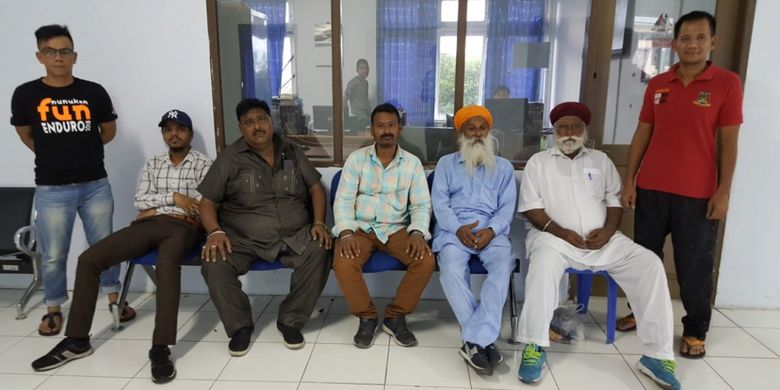 Lima warga negara India yang diamankan oleh  petugas Imigrasi Klas II B Nunukan di Kalimantan Utara karena mengemis dan meramal tanpa izin bekerja, Selasa (20/11/2018). 