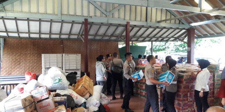 Bantuan untuk korban Tsunami Selat Sunda terus berdatangan di Posko Polda Banten, di Hotel Wira Kecamatan Carita, Pandeglang, Kamis (27/12/2018). Beras, selimut dan juga peralatan mandi adalah barang yang paling dibutuhkan oleh para pengungsi. 