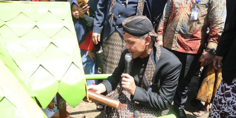 Gubernur Jawa Tengah Ganjar Pranowo mengikuti Kirab Jolen Bobok Bumbung di Cilacap, Jawa Tengah, Senin (5/3/2019). Tradisi ini ternyata dimanfaatkan warga setempat untuk membayar pajak. 