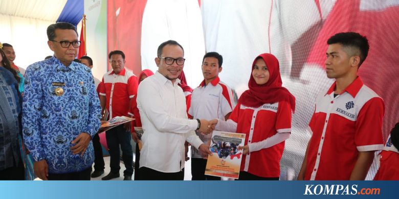 Menaker Serahkan Sertifikat Kompetensi Kepada 1.000 Siswa BLK Makassar
