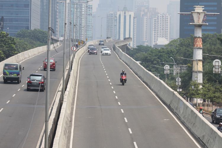 Pengendara sepeda motor melaju di Jalan Layang Non Tol (JLNT) Kampung Melayu-Tanah Abang, Jakarta, Rabu (9/8/2017). Meski seringkali dilakukan razia, namun sejumlah pengendara sepeda motor masih tidak menghiraukan larangan melintas bagi sepeda motor di JLNT Kampung Melayu-Tanah Abang. ANTARA FOTO/ Reno Esnir/kye/17