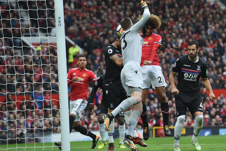 Gelandang Manchester United asal Belgia, Marouane Fellaini (2 dari kanan) mencetak gol melalui sundulan ke gawang Crystal Palace dalam pertandingan Premier League di Old Trafford, Manchester, Sabtu (30/9/2017).