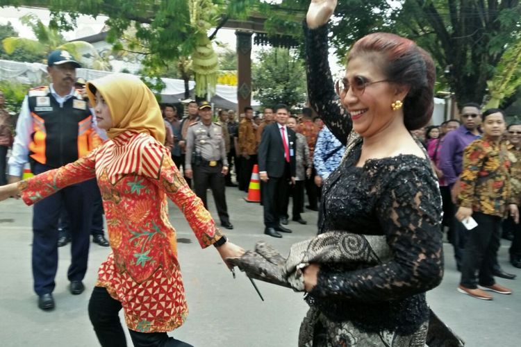 Menteri Kelautan dan Perikanan Susi Pudjiastuti saat menghadiri pernikahan putri Presiden Joko Widodo, Kahiyang Ayu dan Bobby Nasution di Solo, Rabu (8/11/2017).