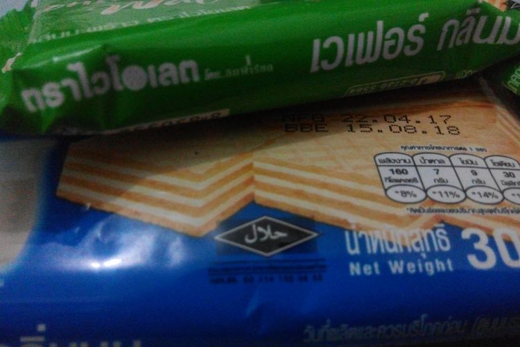Label halal tertera pada produk makanan biskuit produksi Thailand. 