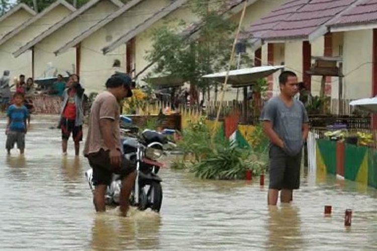 Dua muara sungai di Mamuju Utara, Sulawesi Barat meluap hingga membuat warga panik dan berhamburan keluar rumah.
