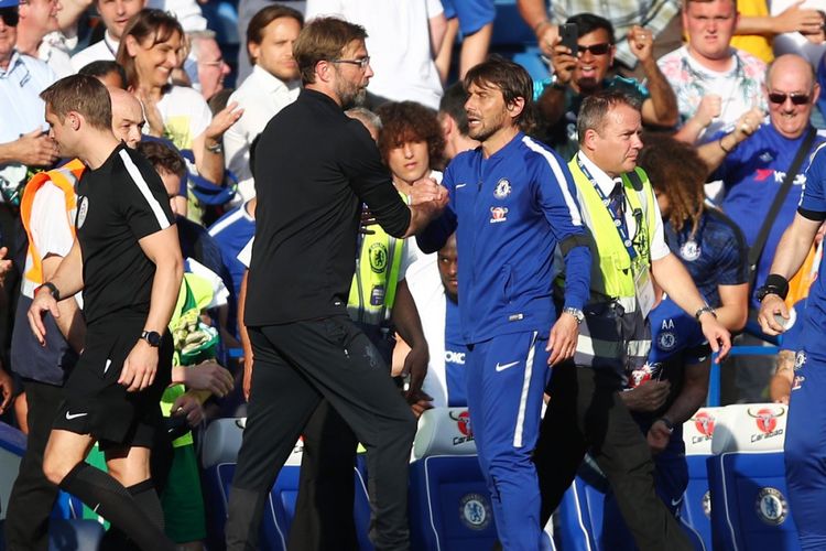 Pelatih Liverpool, Juergen Klopp, bersalaman dengan pelatih Chelsea, Antonio Conte, setelah pertandingan Chelsea vs Liverpool di Stamford Bridge, Minggu (6/5/2018).