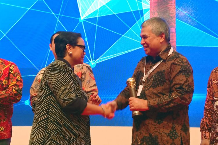 Menteri Luar Negeri RI Retno Marsudi memberikan trofi kepada Duta Besar Indonesia untuk Mesir Helmy Fauzi dalam acara penghargaan Trade Expo Indonesia Rabu (24/10/2018).