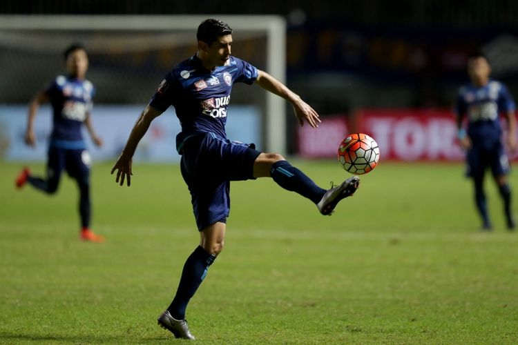 Pemain Arema FC, Esteban Vizcarra menggiring bola saat bermain melawan Pusamania Borneo FC pada pertandingan final Piala Presiden 2017 di Stadion Pakansari, Cibinong, Bogor, Minggu (12/3/2017). Arema FC tampil menjadi juara Piala Presiden 2017 setelah menang dengan skor 5-1. 