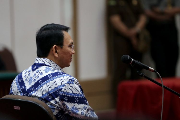 Basuki Tjahaja Purnama atau Ahok saat mengikuti sidang pembacaan putusan di Pengadilan Negeri Jakarta Utara di Auditorium Kementerian Pertanian, Jakarta Selatan, Selasa (9/5/2017). Majelis hakim menjatuhkan hukuman pidana 2 tahun penjara. 