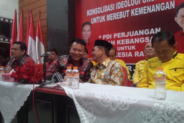 Ketua Dewan Perwakilan Daerah (DPD) PDI Perjuangan Jawa Barat TB Hasanudin bersama Ketua DPD Partai Golkar Jawa Barat Dedi Mulyadi.