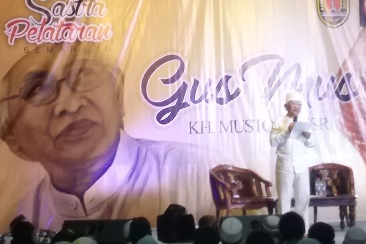 Musthofa Bisri, ketika membacakan puisinya di acara Sastra Pelataran Semarang. Kompas.Com/Slamet Priyatin