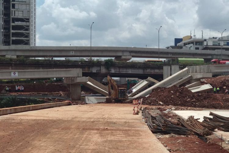 Jembatan Tol Depok-Antasari roboh, Selasa (2/1/2018).