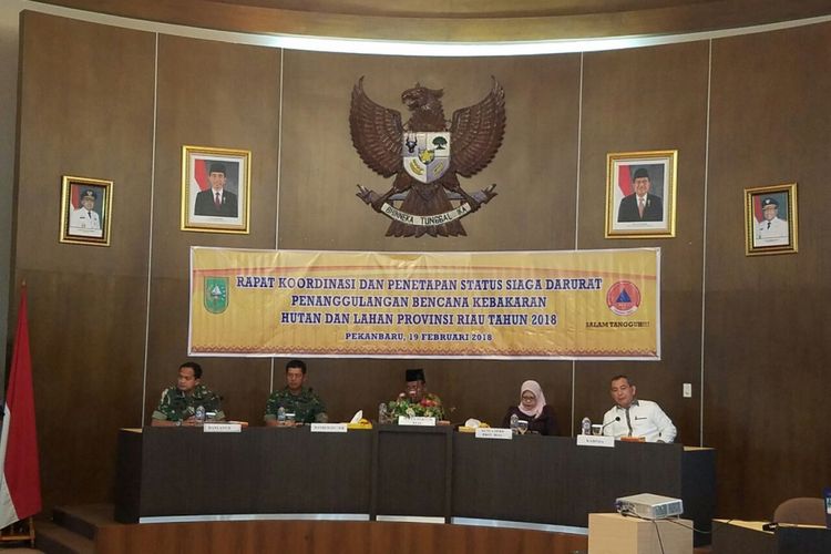 Tim satgas karhutla Riau melakukan rapat koordinasi penetapan status siaga darurat kebakaran hutan dan lahan di Riau.