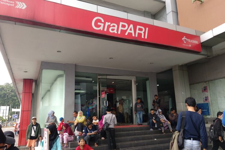 GraPARI Telkomsel Mal Bekasi Cyber Park dipenuhi masyarakat yang ingin meregistrasi ulang nomor prabayar miliknya, Rabu (28/2/2018)