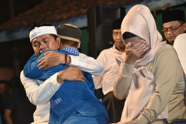 Aditya Maulana Sidik dipeluk Dedi Mulyadi dalam acara Sapa Ramadan di Kabupaten Bandung, Minggu (3/6/2018) malam.