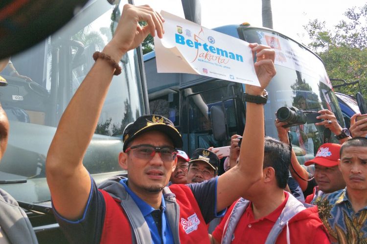 Wakil Gubernur DKI Jakarta Sandiaga Uno melepas mudik gratis di kawasan Monas, Selasa (12/6/2018). 