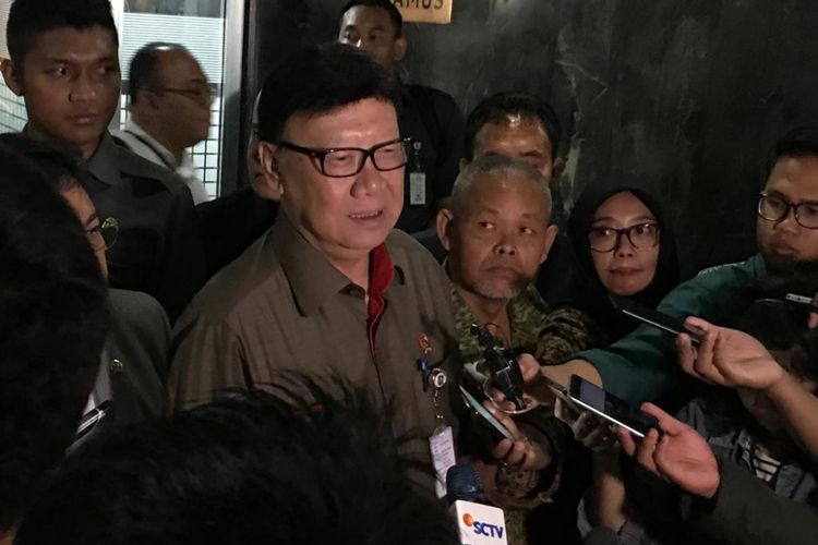 Menteri Dalam Negeri Mendagri) Tjahjo Kumolo saat menemui wartawan di Kompleks Parlemen, Senayan, Jakarta, Senin (23/7/2018).