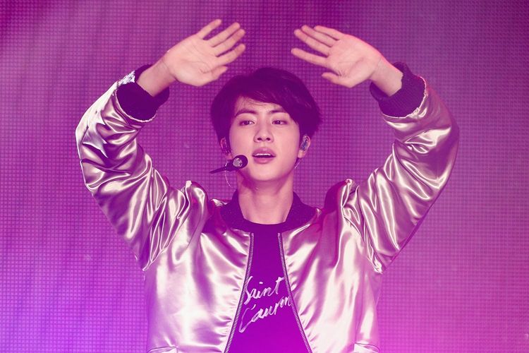 Jin tampil bersama BTS pada program Dick Clarks New Years Rockin Eve with Ryan Seacrest 2018 di Los Angeles, California, pada 31 Desember 2017.