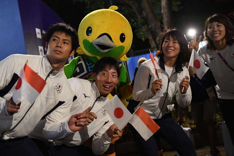 Kontingen Jepang berfoto bersama maskot sebelum mengikuti Upacara Pembukaan Asian Games ke-18 Tahun 2018 di Stadion Utama GBK, Jakarta, Sabtu (18/8/2018).