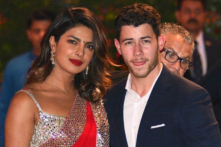 Pasangan Priyanka Chopra dan Nick Jonas menghadiri pesta prapertunangan putra sulung salah satu orang terkaya India Mukesh Ambani di Mumbai pada 28 Juni 2018.